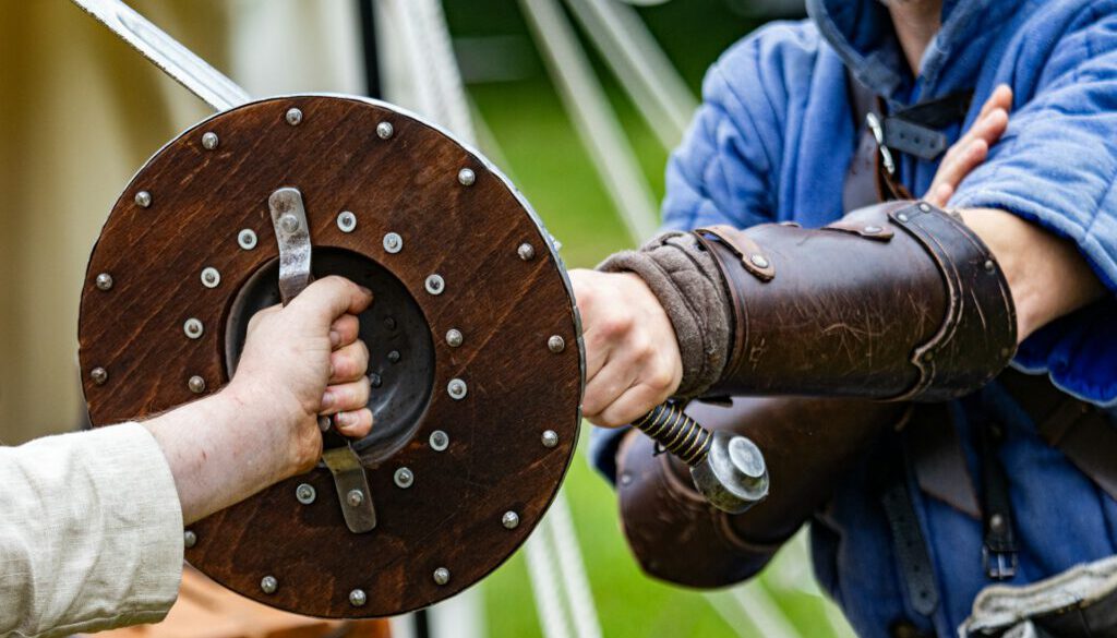 Schild hoch. Schwert klar.