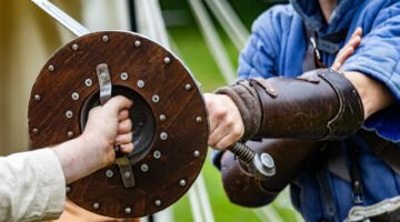 Schild hoch. Schwert klar.