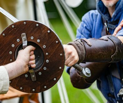 Schild hoch. Schwert klar.