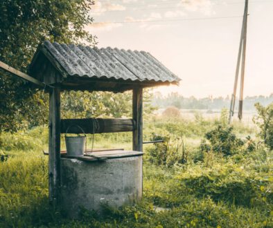 Mittags am Brunnen