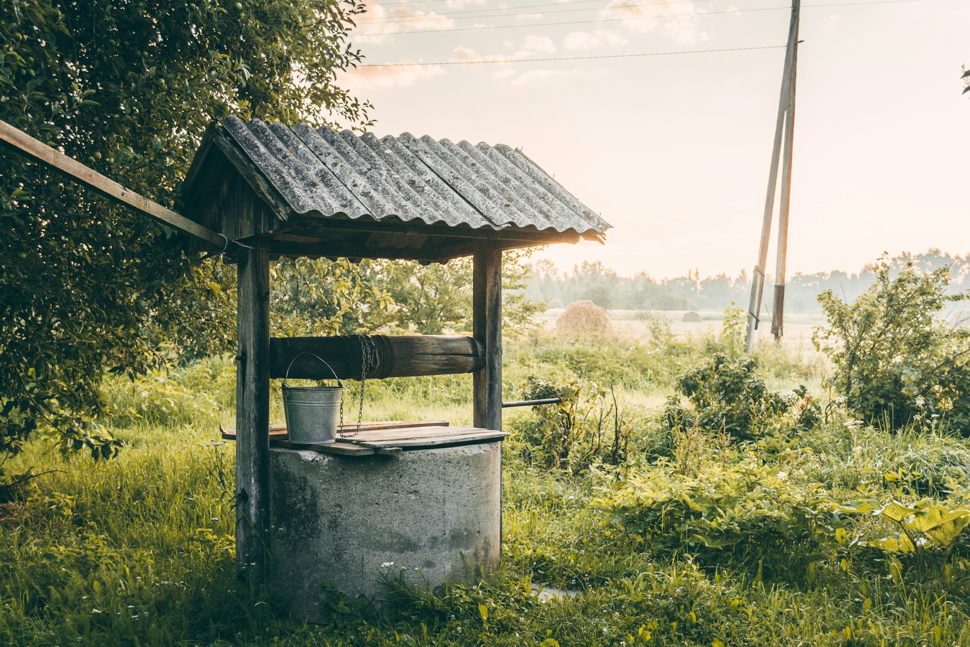 Mittags am Brunnen